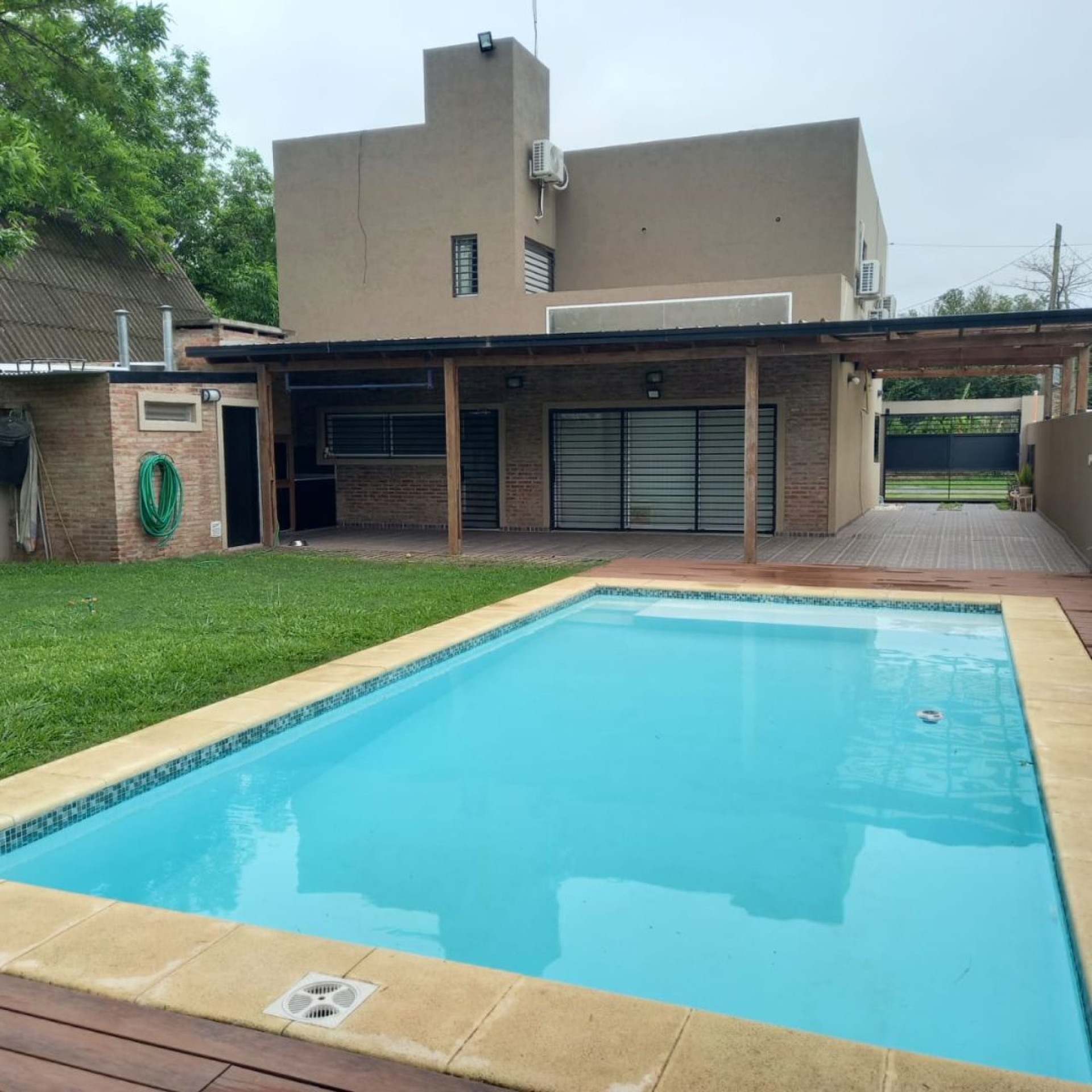 Casa 3 dorm. + comodín con piscina — Pueblo Esther